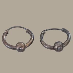 Vintage But New 0.75”  Gold Tone Hinged Hoop Earrings Round Ball 60's That Girl